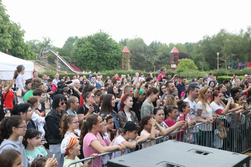 voie buna muzica si munca sute de voluntari si echipa cif romania au curatat amfiteatrul de vara din voie buna muzica si munca sute de voluntari si echipa cif romania au curatat amfiteatrul de vara din