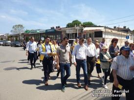 Liberalii îi cheamă pe români să voteze şi la referendum  Siegfried Mureşan, candidat PNL pentru Parlamentul European, s-a întâlnit cu locuitorii oraşului Năvodari