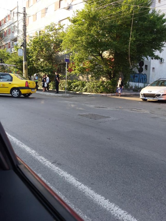 surprize neplacute pentru soferii care au parcat intr o statie de autobuz de pe strada baba novac din surprize neplacute pentru soferii care au parcat intr o statie de autobuz de pe strada baba novac din