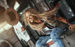 Melodia zilei Delia - Vreau La Tara | Official Video