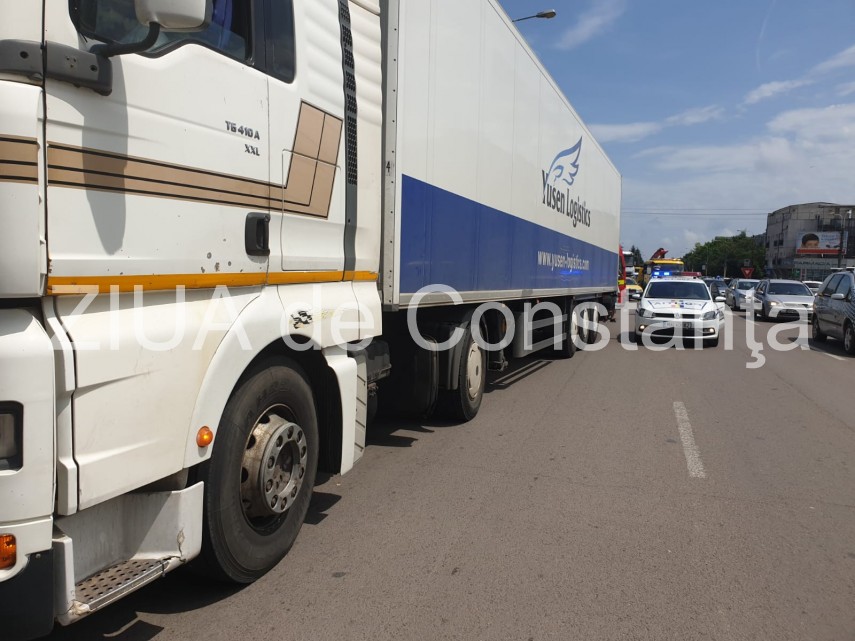 imagini de la eveniment accident rutier pe bulevardul aurel vlaicu din constanta zona anda victima prinsa imagini de la eveniment accident rutier pe bulevardul aurel vlaicu din constanta zona anda victima prinsa