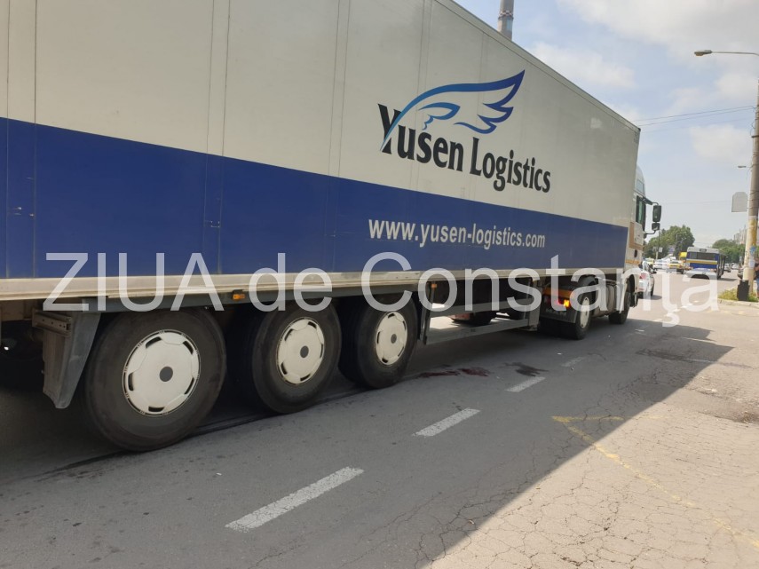 imagini de la eveniment accident rutier pe bulevardul aurel vlaicu din constanta zona anda victima prinsa imagini de la eveniment accident rutier pe bulevardul aurel vlaicu din constanta zona anda victima prinsa