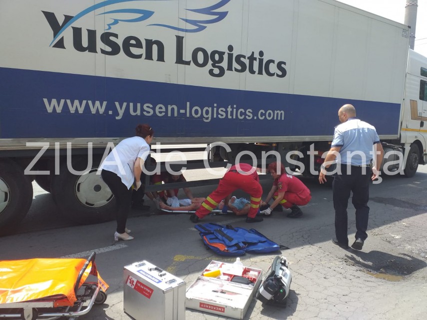 imagini de la eveniment accident rutier pe bulevardul aurel vlaicu din constanta zona anda victima prinsa imagini de la eveniment accident rutier pe bulevardul aurel vlaicu din constanta zona anda victima prinsa