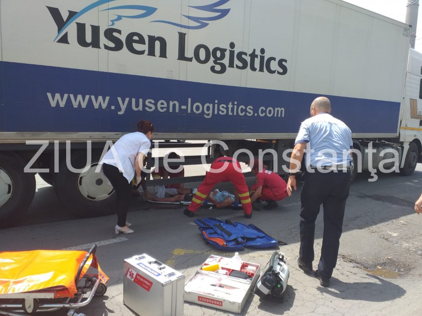 imagini de la eveniment accident rutier pe bulevardul aurel vlaicu din constanta zona anda victima prinsa imagini de la eveniment accident rutier pe bulevardul aurel vlaicu din constanta zona anda victima prinsa