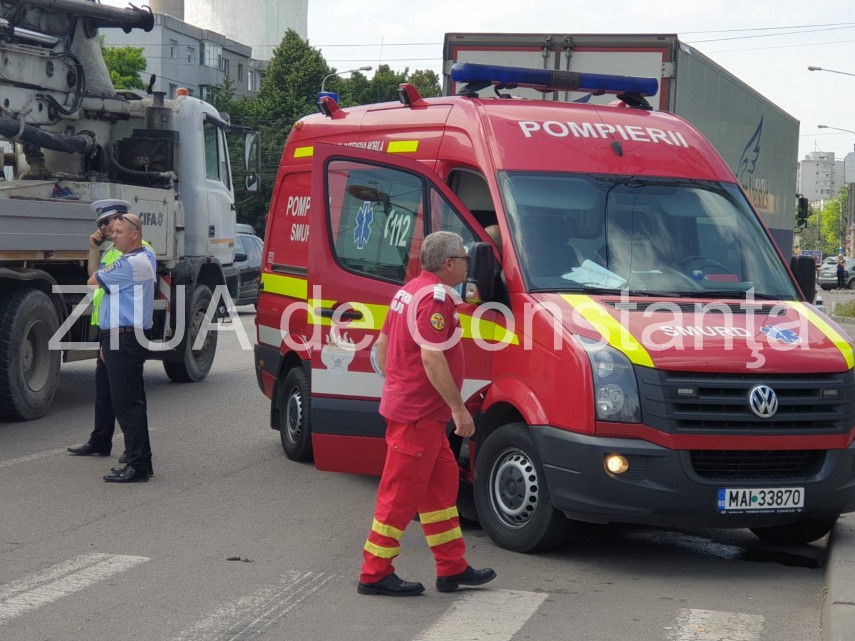 imagini de la eveniment accident rutier pe bulevardul aurel vlaicu din constanta zona anda victima prinsa imagini de la eveniment accident rutier pe bulevardul aurel vlaicu din constanta zona anda victima prinsa