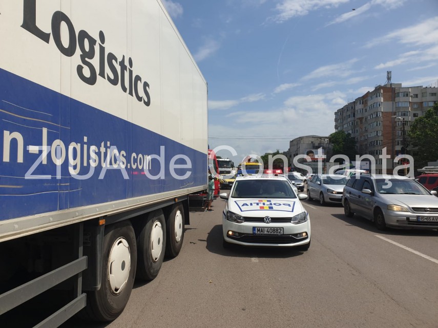 imagini de la eveniment accident rutier pe bulevardul aurel vlaicu din constanta zona anda victima prinsa imagini de la eveniment accident rutier pe bulevardul aurel vlaicu din constanta zona anda victima prinsa