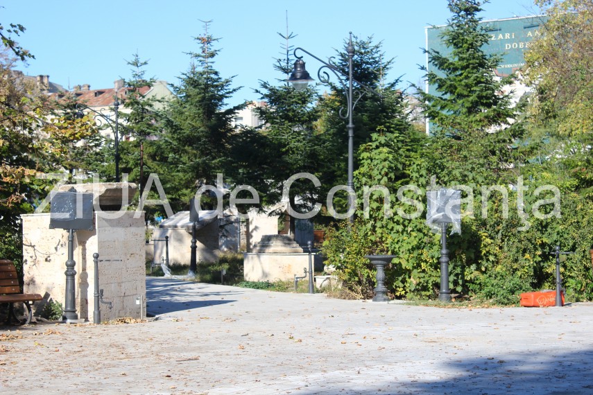 constanteanul suparat turistii si constantenii liber la imaginatie la o plimbare prin parcul arheologic constanteanul suparat turistii si constantenii liber la imaginatie la o plimbare prin parcul arheologic