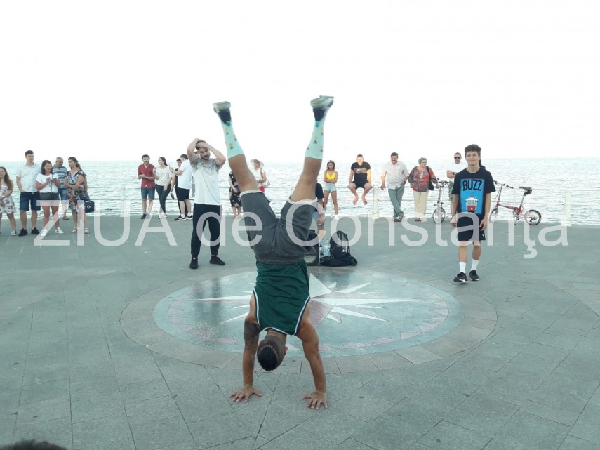 zeci de persoane au ales faleza cazinoului din constanta ca loc de relaxare duminica seara fotoreportaj zeci de persoane au ales faleza cazinoului din constanta ca loc de relaxare duminica seara fotoreportaj