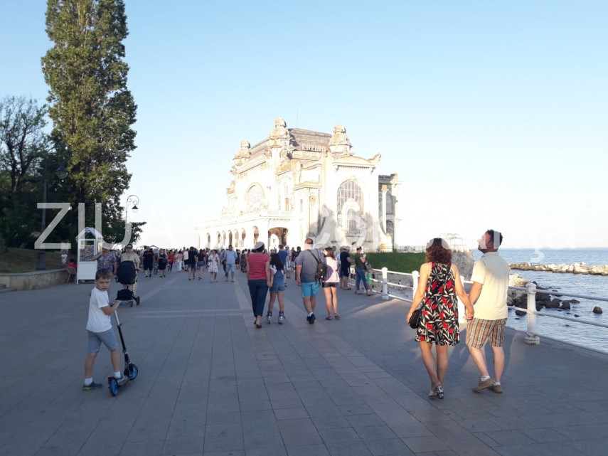 zeci de persoane au ales faleza cazinoului din constanta ca loc de relaxare duminica seara fotoreportaj zeci de persoane au ales faleza cazinoului din constanta ca loc de relaxare duminica seara fotoreportaj