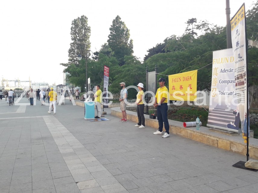 zeci de persoane au ales faleza cazinoului din constanta ca loc de relaxare duminica seara fotoreportaj zeci de persoane au ales faleza cazinoului din constanta ca loc de relaxare duminica seara fotoreportaj
