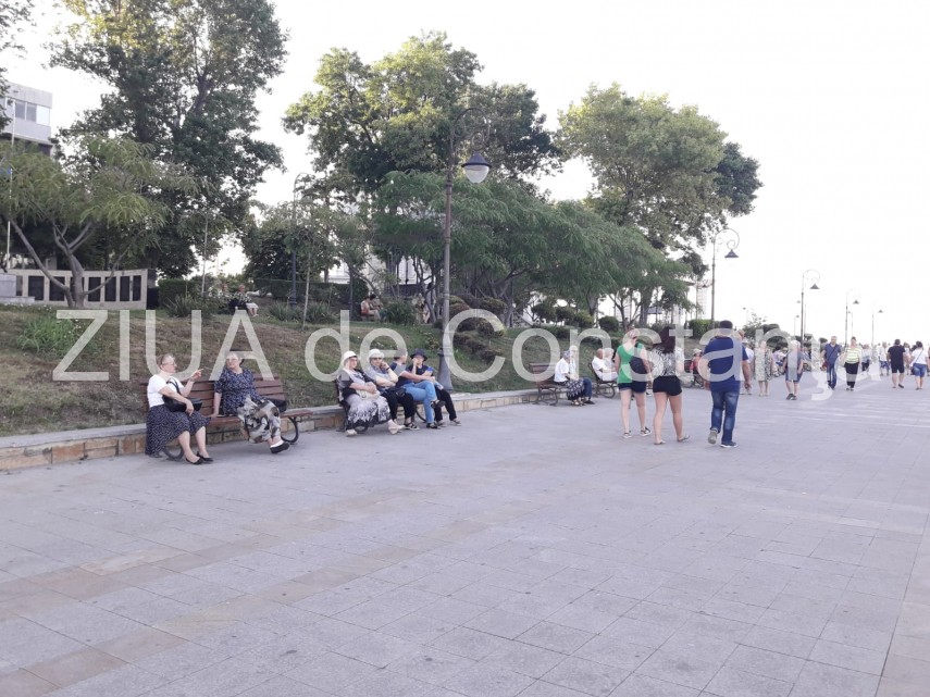 zeci de persoane au ales faleza cazinoului din constanta ca loc de relaxare duminica seara fotoreportaj zeci de persoane au ales faleza cazinoului din constanta ca loc de relaxare duminica seara fotoreportaj