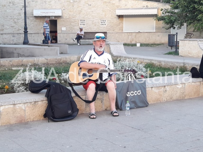 zeci de persoane au ales faleza cazinoului din constanta ca loc de relaxare duminica seara fotoreportaj zeci de persoane au ales faleza cazinoului din constanta ca loc de relaxare duminica seara fotoreportaj
