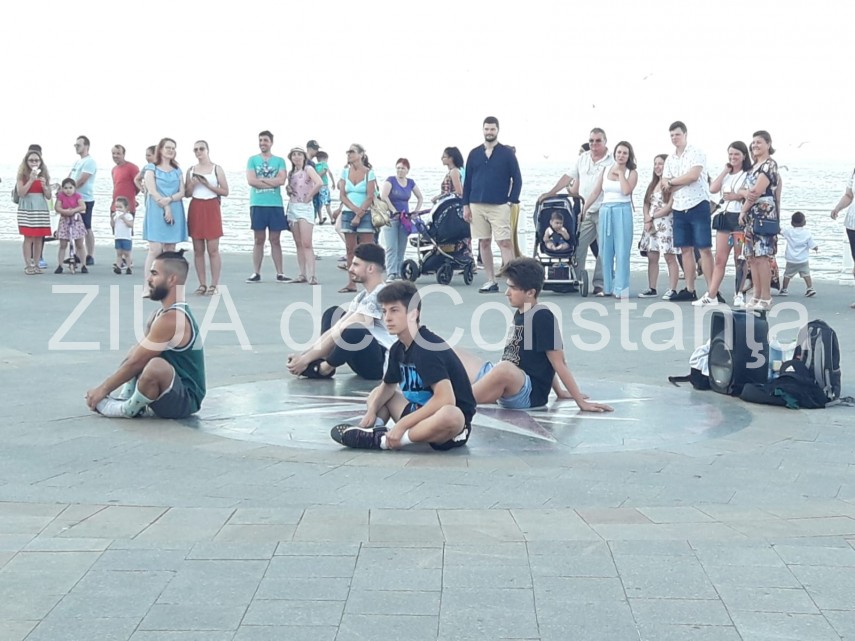 zeci de persoane au ales faleza cazinoului din constanta ca loc de relaxare duminica seara fotoreportaj zeci de persoane au ales faleza cazinoului din constanta ca loc de relaxare duminica seara fotoreportaj