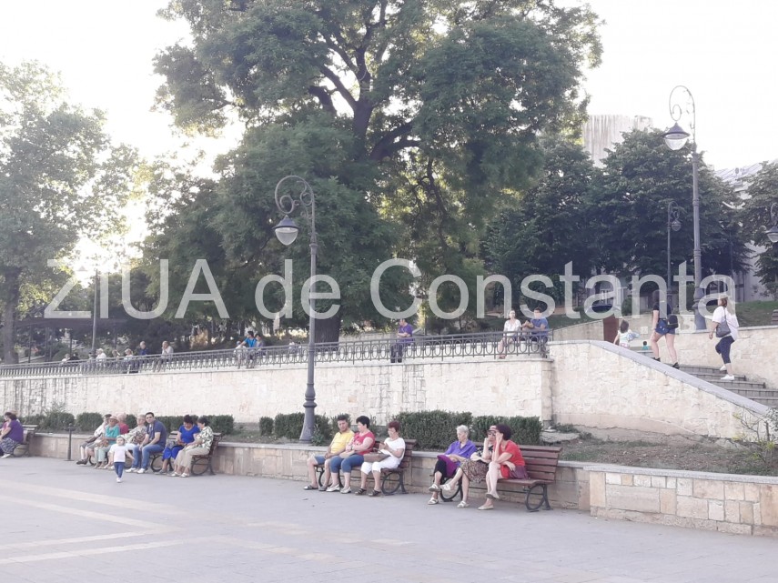 zeci de persoane au ales faleza cazinoului din constanta ca loc de relaxare duminica seara fotoreportaj zeci de persoane au ales faleza cazinoului din constanta ca loc de relaxare duminica seara fotoreportaj