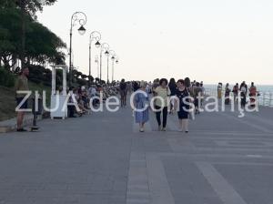Zeci de persoane au ales faleza Cazinoului din Constanța ca loc de relaxare, duminică seară (fotoreportaj)
