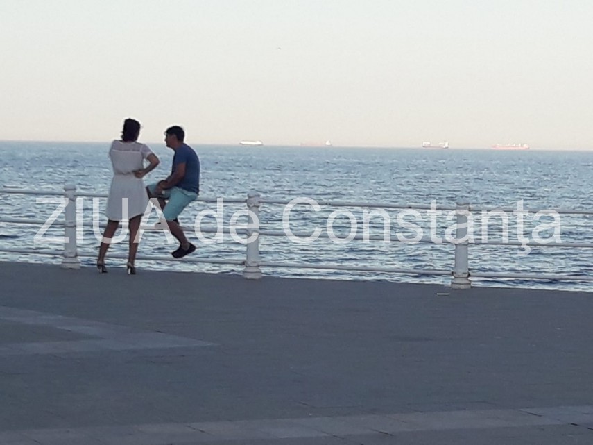 zeci de persoane au ales faleza cazinoului din constanta ca loc de relaxare duminica seara fotoreportaj zeci de persoane au ales faleza cazinoului din constanta ca loc de relaxare duminica seara fotoreportaj