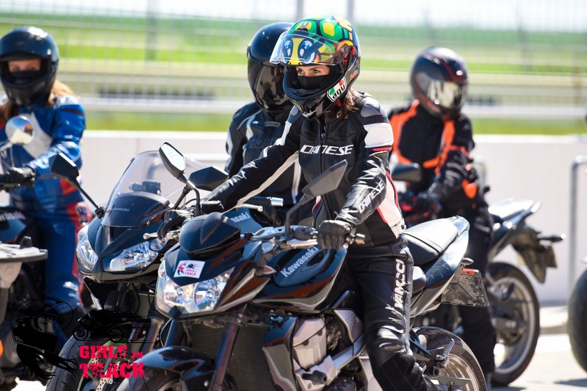 frumoasele care au imblanzit bestiile gratii pe motocicleta la girls on track 2 un eveniment organizat