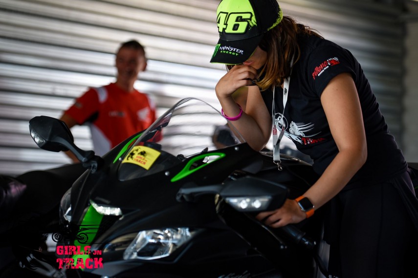 frumoasele care au imblanzit bestiile gratii pe motocicleta la girls on track 2 un eveniment organizat