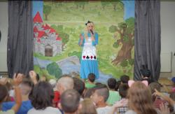 Spectacole, veselie şi dulciuri  Surprize de neuitat, oferite de Rompetrol Rafinare copiilor din mediul rural