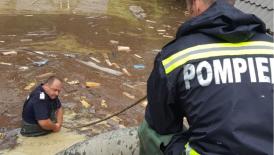 Cuvintele sunt de prisos. Pompier în misiune. Într-o misiune în care puţini ne-am dori să fim. Asta ne face să-i respectăm! (fotoreportaj) 