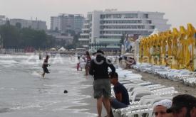 Sondaj de opinie  Se păstrează o distanţă de 5 metri între linia apei şi primul şezlong, pentru circulaţie şi efectuarea lucrărilor de întreţinere, pe plajele de pe litoral?  