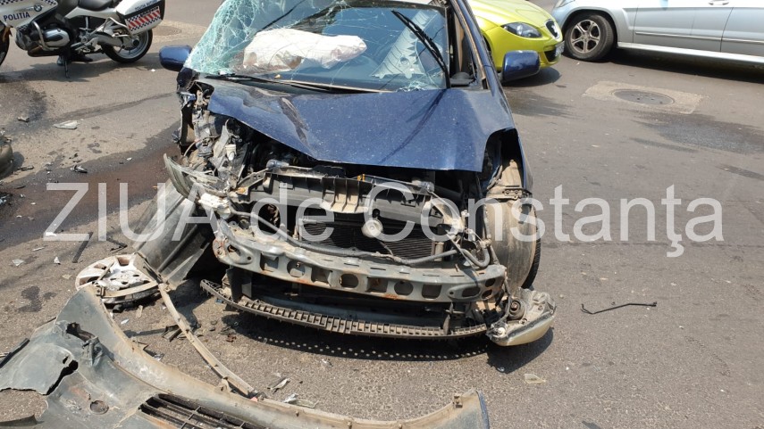 imagini de la eveniment constanta accident rutier langa spitalul judetean cu doua masini implicate o imagini de la eveniment constanta accident rutier langa spitalul judetean cu doua masini implicate o