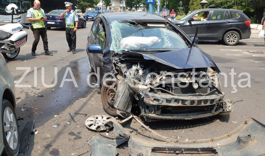 imagini de la eveniment constanta accident rutier langa spitalul judetean cu doua masini implicate o imagini de la eveniment constanta accident rutier langa spitalul judetean cu doua masini implicate o