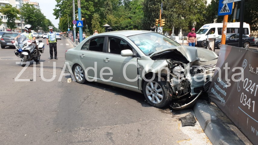 imagini de la eveniment constanta accident rutier langa spitalul judetean cu doua masini implicate o imagini de la eveniment constanta accident rutier langa spitalul judetean cu doua masini implicate o