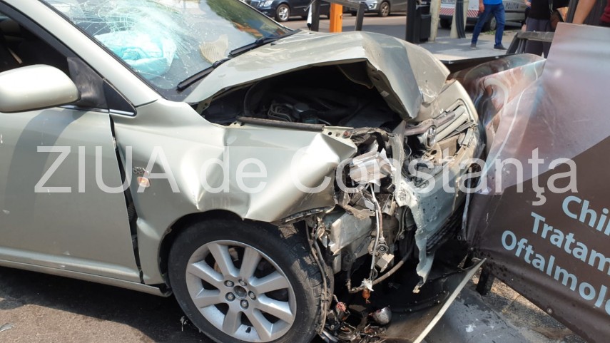 imagini de la eveniment constanta accident rutier langa spitalul judetean cu doua masini implicate o imagini de la eveniment constanta accident rutier langa spitalul judetean cu doua masini implicate o