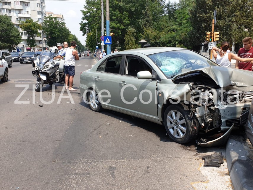 imagini de la eveniment constanta accident rutier langa spitalul judetean cu doua masini implicate o imagini de la eveniment constanta accident rutier langa spitalul judetean cu doua masini implicate o