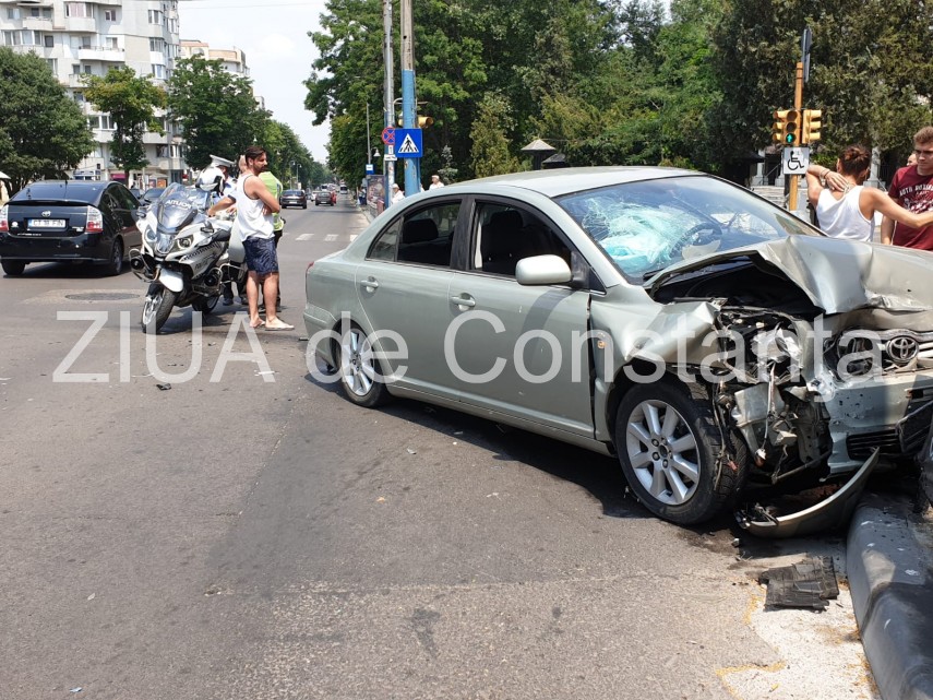 imagini de la eveniment constanta accident rutier langa spitalul judetean cu doua masini implicate o imagini de la eveniment constanta accident rutier langa spitalul judetean cu doua masini implicate o