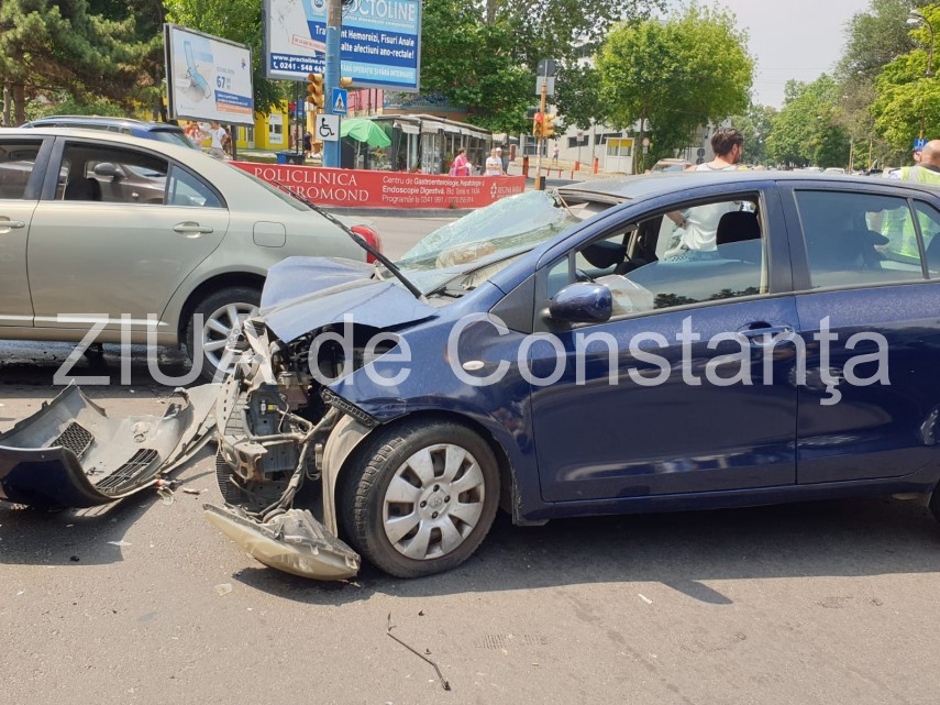 imagini de la eveniment constanta accident rutier langa spitalul judetean cu doua masini implicate o imagini de la eveniment constanta accident rutier langa spitalul judetean cu doua masini implicate o