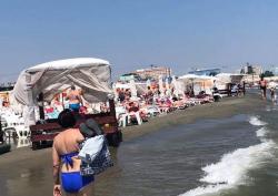 Sondaj de opinie  „Plutesc pe apă şezlongurile! Corupţia e în floare pe litoral“. Participanţii la sondajul de opinie cred că distanţa de 5 metri între linia apei şi primul şezlong nu este respectată