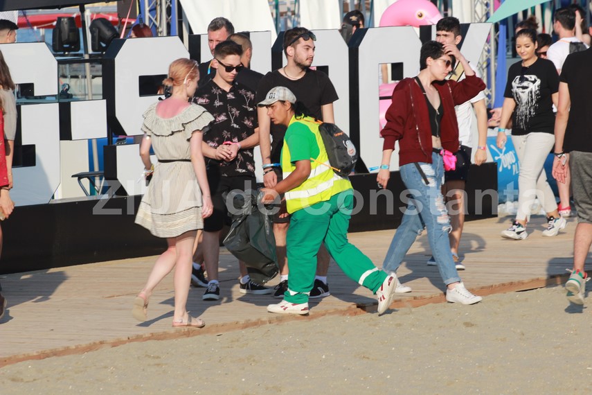 polaris m holding asigura curatenia la festivalul neversea din constanta pentru o plaja impecabila fotoreportaj polaris m holding asigura curatenia la festivalul neversea din constanta pentru o plaja impecabila fotoreportaj