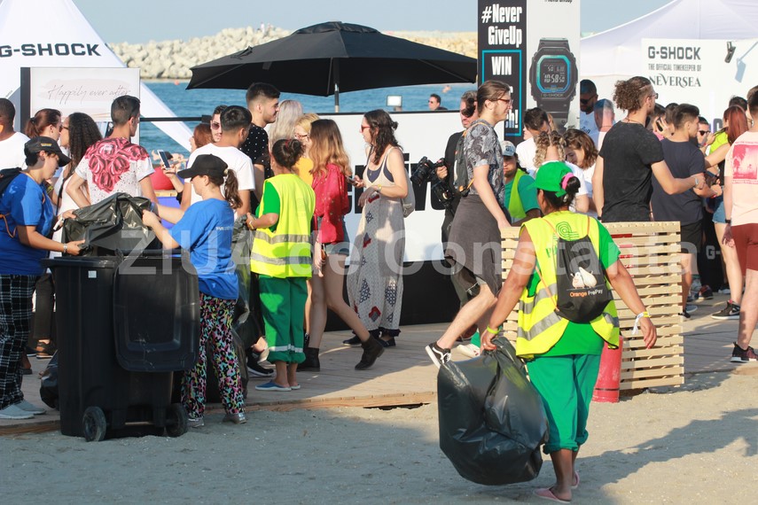 polaris m holding asigura curatenia la festivalul neversea din constanta pentru o plaja impecabila fotoreportaj polaris m holding asigura curatenia la festivalul neversea din constanta pentru o plaja impecabila fotoreportaj