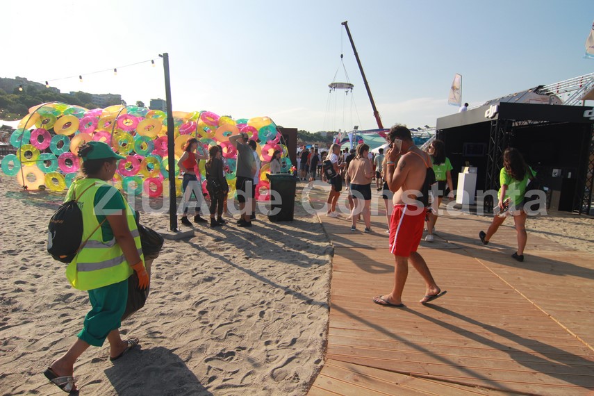 polaris m holding asigura curatenia la festivalul neversea din constanta pentru o plaja impecabila fotoreportaj polaris m holding asigura curatenia la festivalul neversea din constanta pentru o plaja impecabila fotoreportaj
