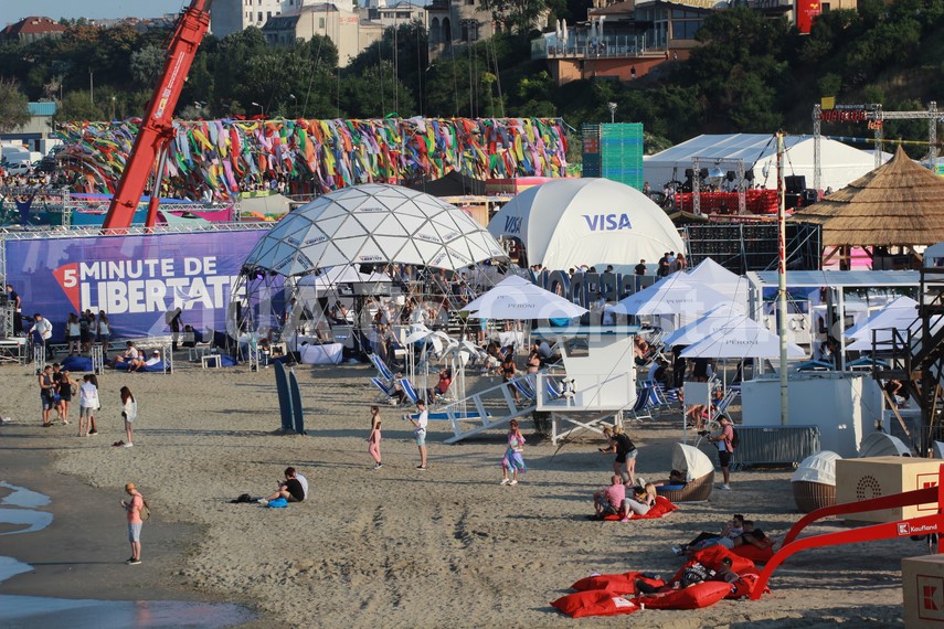 polaris m holding asigura curatenia la festivalul neversea din constanta pentru o plaja impecabila fotoreportaj polaris m holding asigura curatenia la festivalul neversea din constanta pentru o plaja impecabila fotoreportaj
