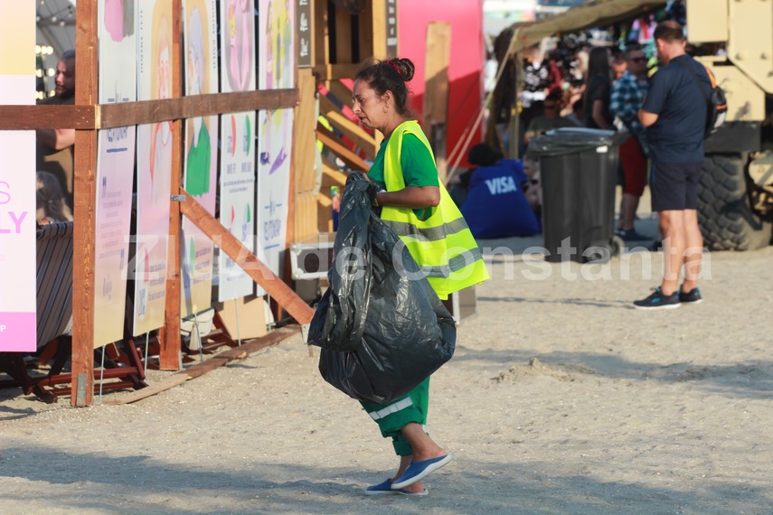 polaris m holding asigura curatenia la festivalul neversea din constanta pentru o plaja impecabila fotoreportaj polaris m holding asigura curatenia la festivalul neversea din constanta pentru o plaja impecabila fotoreportaj