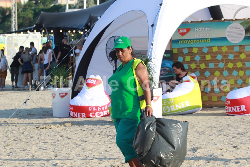 polaris m holding asigura curatenia la festivalul neversea din constanta pentru o plaja impecabila fotoreportaj polaris m holding asigura curatenia la festivalul neversea din constanta pentru o plaja impecabila fotoreportaj