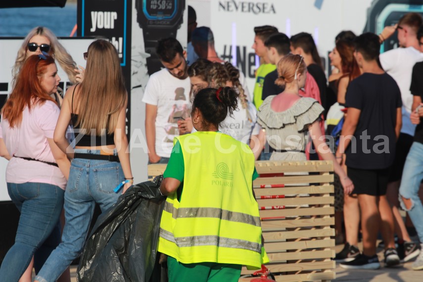 polaris m holding asigura curatenia la festivalul neversea din constanta pentru o plaja impecabila fotoreportaj polaris m holding asigura curatenia la festivalul neversea din constanta pentru o plaja impecabila fotoreportaj