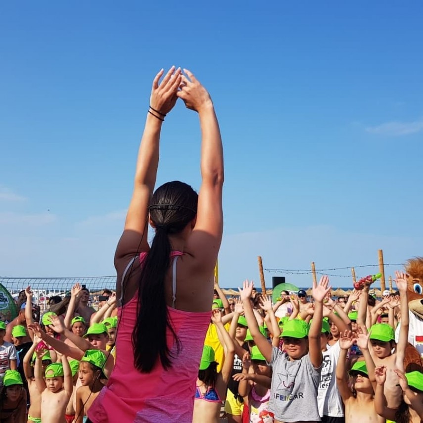 campioanele catalina ponor si cristina neagu au facut miscare alaturi de copii pe litoral 696303 campioanele catalina ponor si cristina neagu au facut miscare alaturi de copii pe litoral 696303