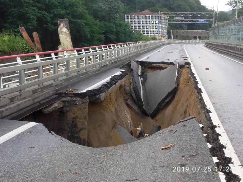imaginile groazei un drum principal din orasul soci din rusia s a prabusit galerie foto 696654 imaginile groazei un drum principal din orasul soci din rusia s a prabusit galerie foto 696654