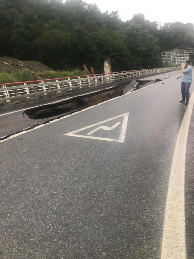 imaginile groazei un drum principal din orasul soci din rusia s a prabusit galerie foto 696654 imaginile groazei un drum principal din orasul soci din rusia s a prabusit galerie foto 696654