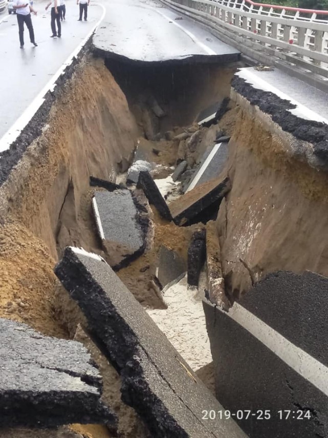 imaginile groazei un drum principal din orasul soci din rusia s a prabusit galerie foto 696654 imaginile groazei un drum principal din orasul soci din rusia s a prabusit galerie foto 696654