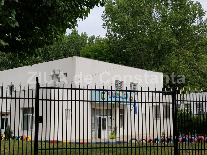 o fetita din constanta aproape de a si perfora osul mainii incercand sa sara gardul unei scoli capcane o fetita din constanta aproape de a si perfora osul mainii incercand sa sara gardul unei scoli capcane