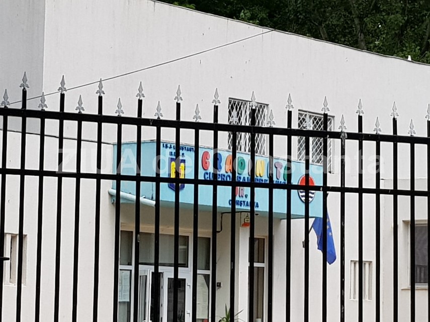 o fetita din constanta aproape de a si perfora osul mainii incercand sa sara gardul unei scoli capcane o fetita din constanta aproape de a si perfora osul mainii incercand sa sara gardul unei scoli capcane