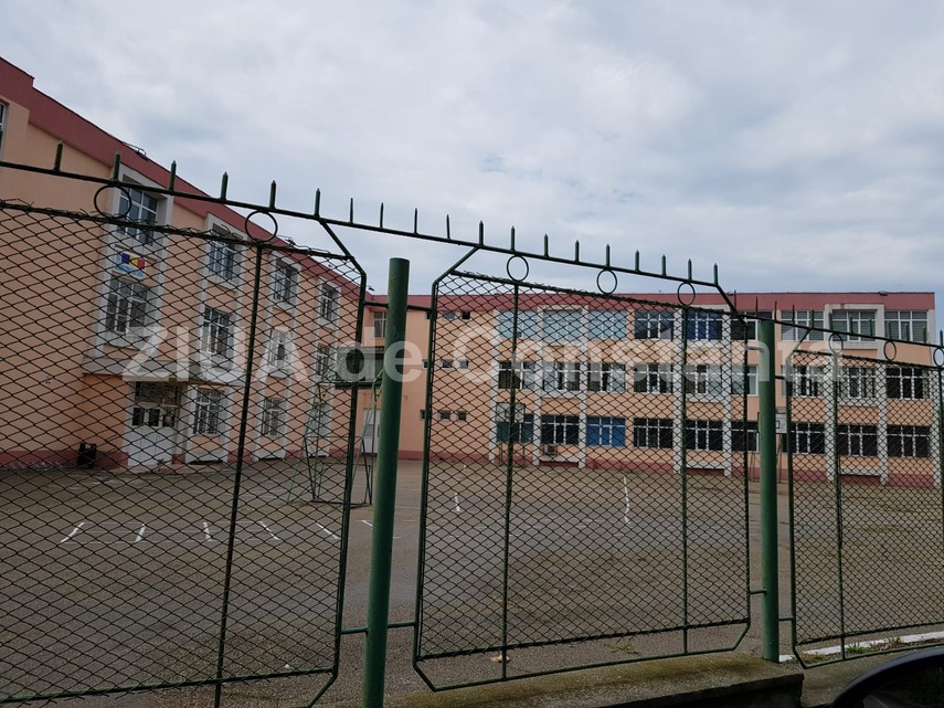 o fetita din constanta aproape de a si perfora osul mainii incercand sa sara gardul unei scoli capcane o fetita din constanta aproape de a si perfora osul mainii incercand sa sara gardul unei scoli capcane