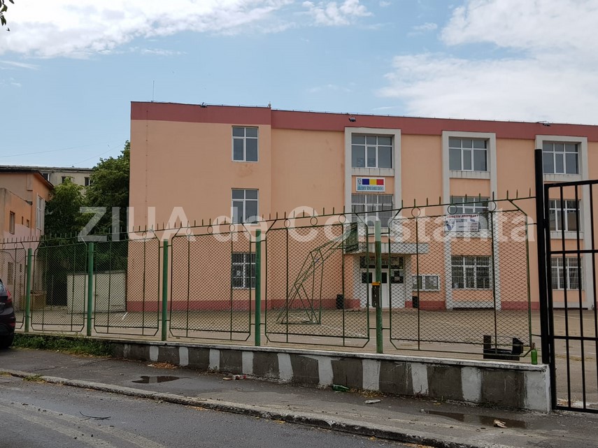 o fetita din constanta aproape de a si perfora osul mainii incercand sa sara gardul unei scoli capcane o fetita din constanta aproape de a si perfora osul mainii incercand sa sara gardul unei scoli capcane