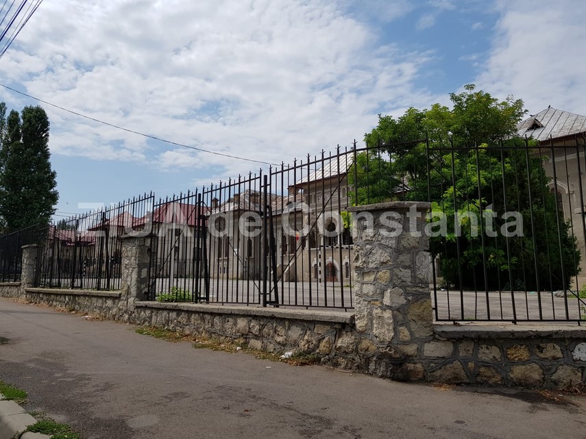 o fetita din constanta aproape de a si perfora osul mainii incercand sa sara gardul unei scoli capcane o fetita din constanta aproape de a si perfora osul mainii incercand sa sara gardul unei scoli capcane