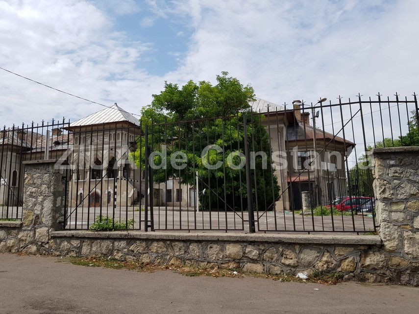 o fetita din constanta aproape de a si perfora osul mainii incercand sa sara gardul unei scoli capcane o fetita din constanta aproape de a si perfora osul mainii incercand sa sara gardul unei scoli capcane